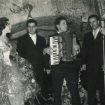 Filippo, il secondo da sinistra, in compagnia di alcuni giovani musicisti. Foto scattata a "La Lanterna Verde", 1955