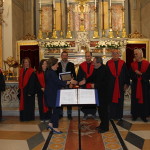 Il Coro "Armonia" riceve la targa commemorativa della serata