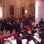 Il M° Filippo Veniero dirige il Coro Jubilate Deo durante una Messa Solenne (2 ottobre 2005).
